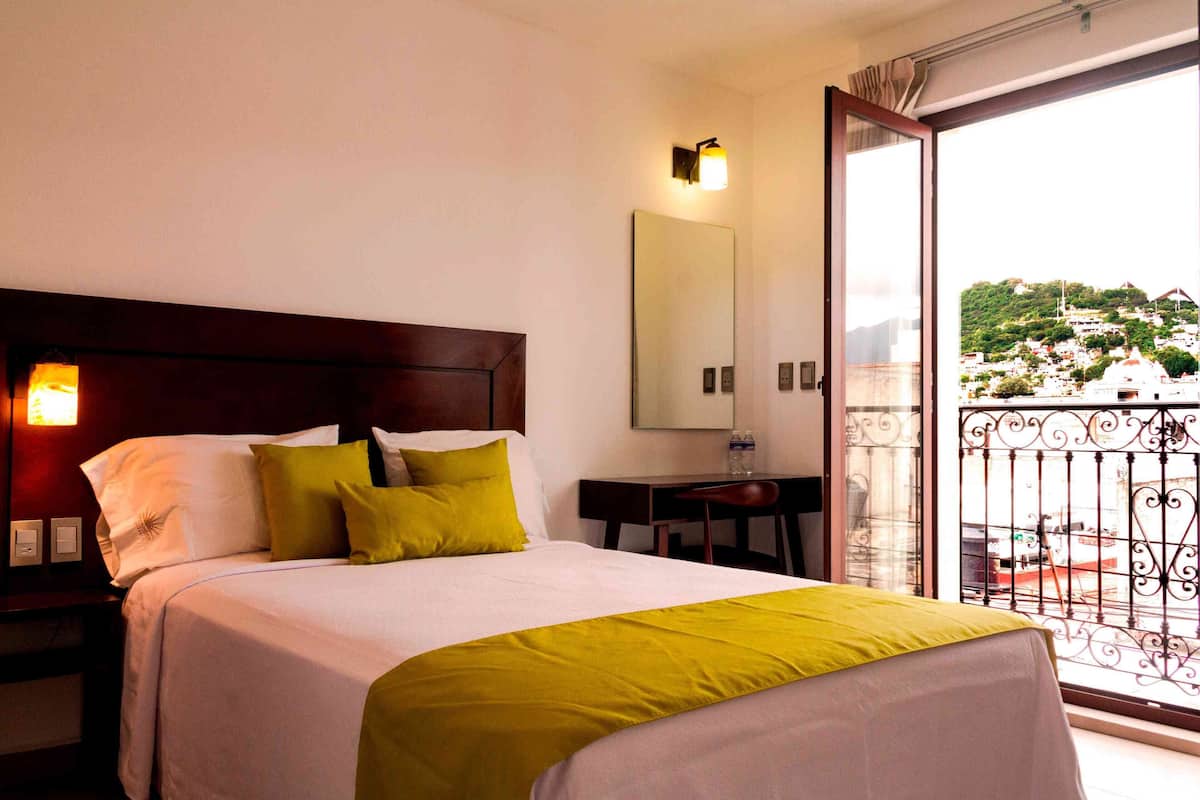 In-room safe, desk, laptop workspace, soundproofing
