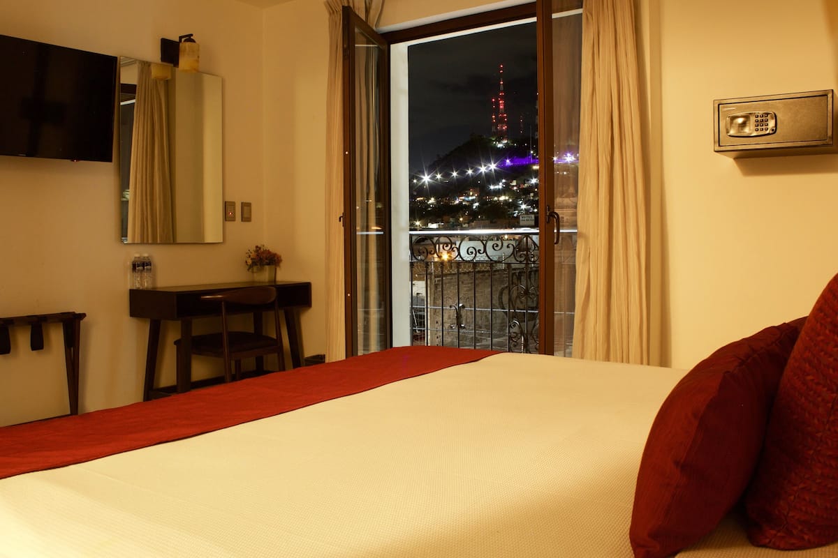 Superior King Room | In-room safe, desk, laptop workspace, soundproofing