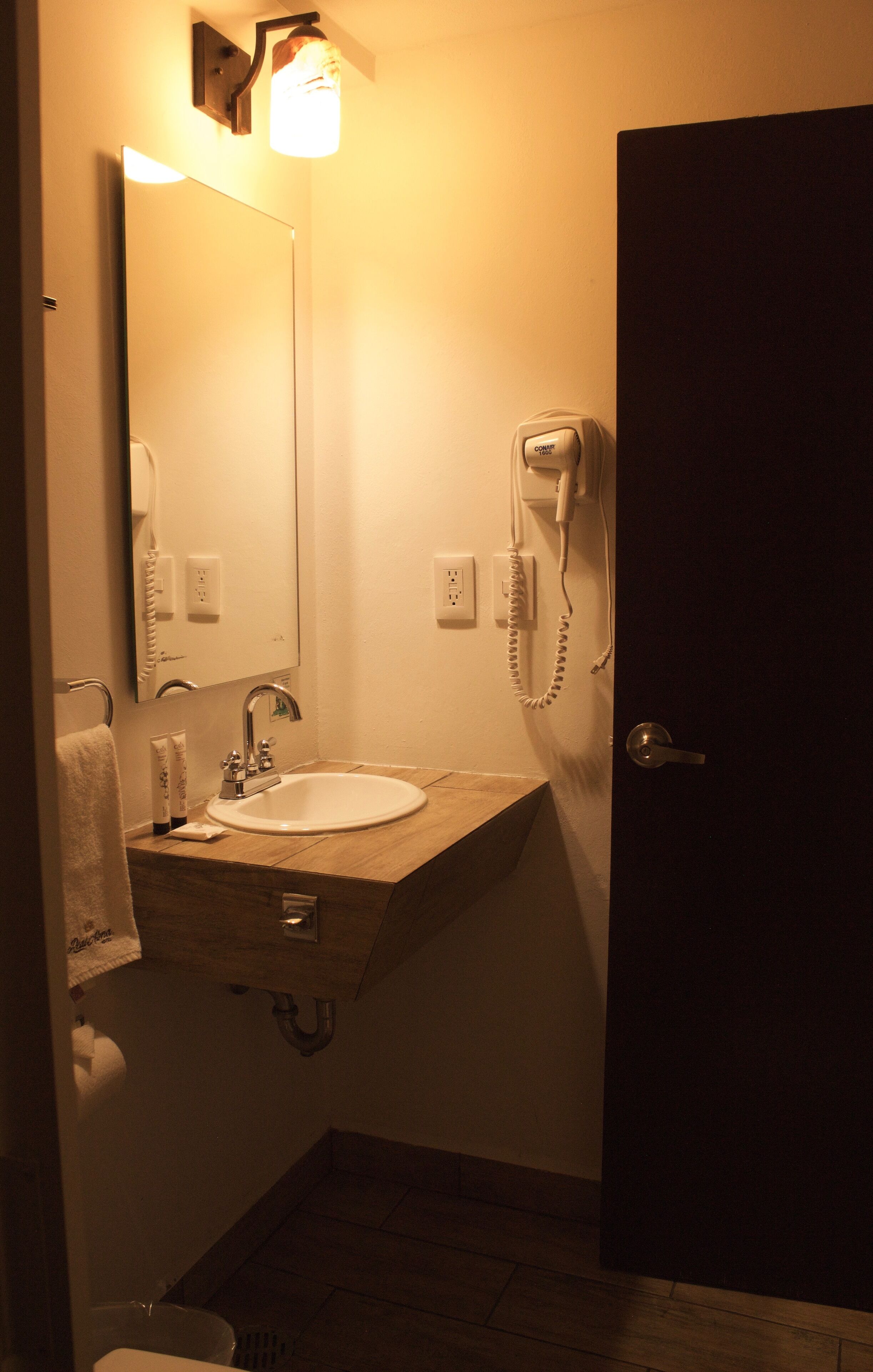 rainfall showerhead, free toiletries, towels