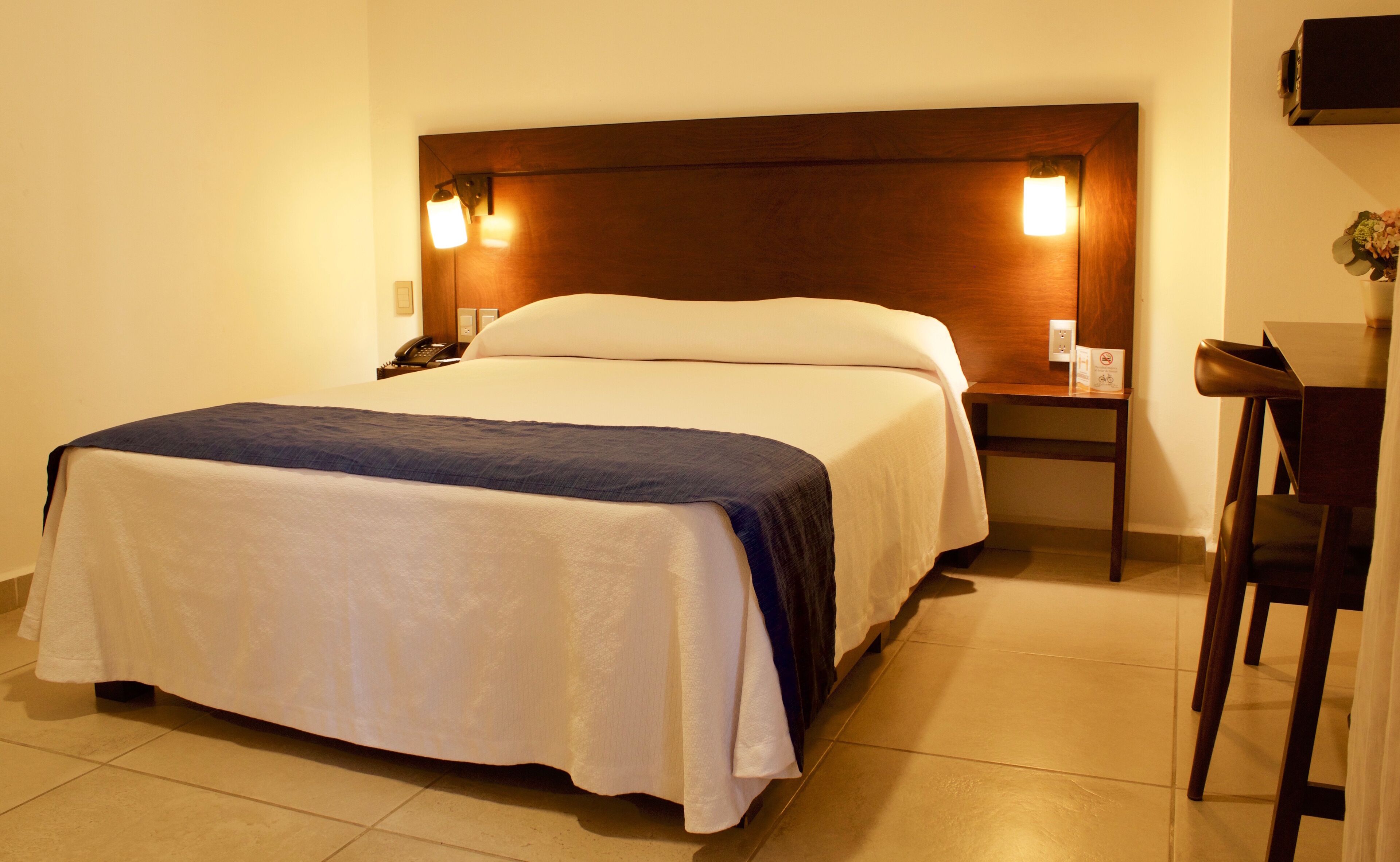 deluxe room | 1 bedroom, in-room safe, desk, laptop workspace