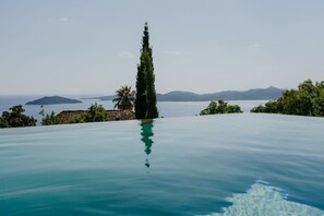 Udendørs pool, infinity-pool, parasoller, liggestole