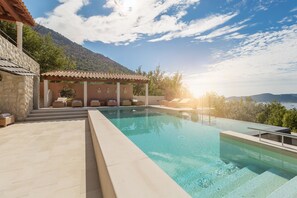 室外游泳池,无边泳池,池畔遮阳伞,日光浴躺椅