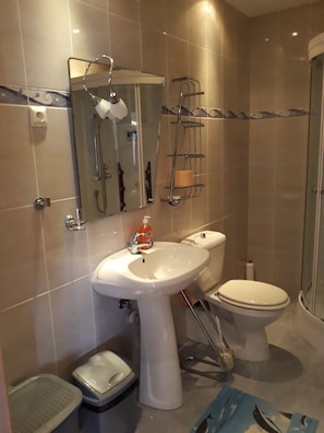 Family Penthouse, 2 Bedrooms | Bathroom | Towels