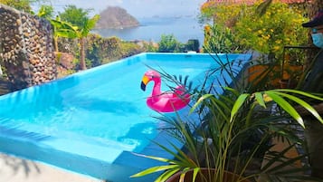 Piscine extérieure, chaises longues