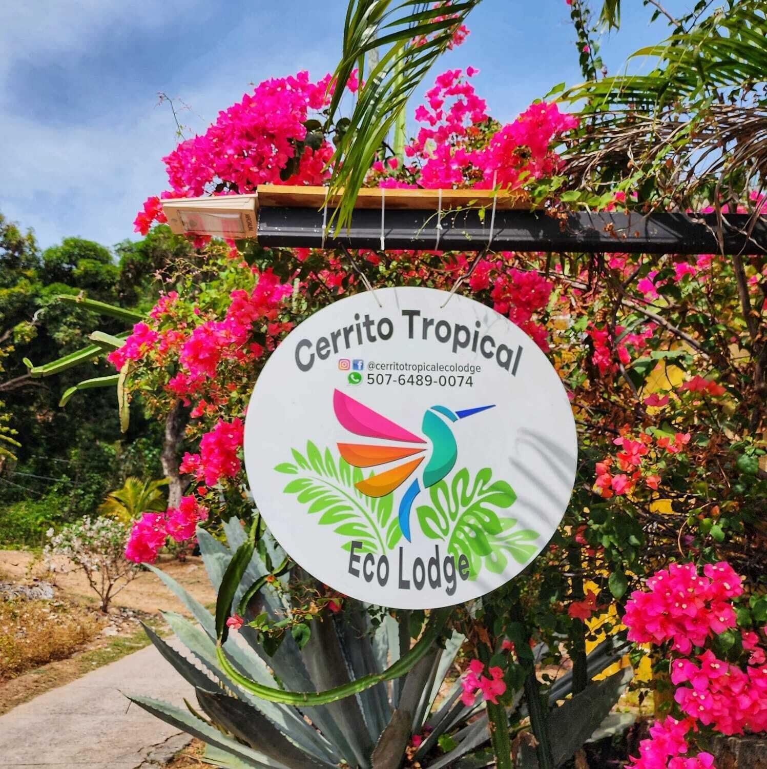 Schild für das Cerrito Tropical Eco Lodge mit Kontaktinformationen und Social-Media-Profilen.