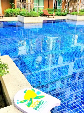 สระว่ายน้ำกลางแจ้ง