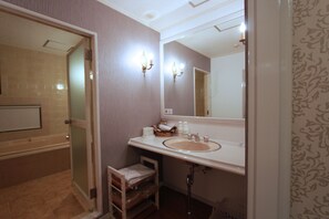 A bathroom with a bathtub, a sink, a mirror, and a shower. - Hotel JIN (Adult Only) (Hamamatsu)