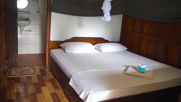 Standard Bungalow with River View | Cofres nos quartos, escrivaninha, Wi-Fi de cortesia