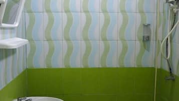 Habitació doble estàndard | Bany | Dutxa i tovalloles