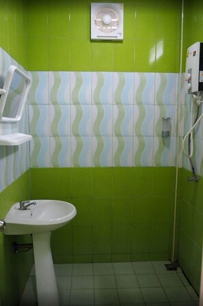 Standard Double Room | Bathroom | Shower, towels - 555 Resort (Udon Thani)