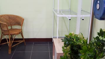 办公桌、免费 WiFi、床单