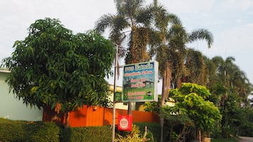 Vista frontal de la propiedad