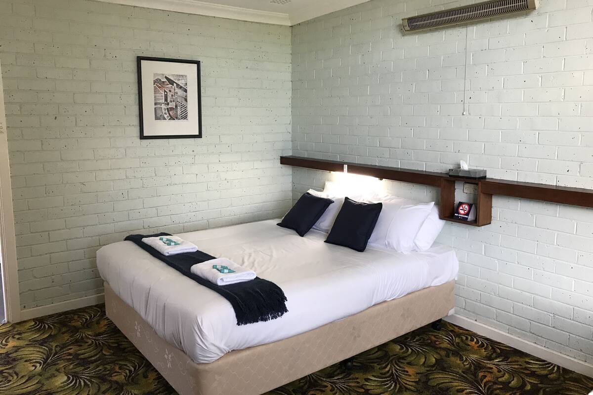 Queen Suite - 1 Queen Bed | Premium bedding, bed sheets