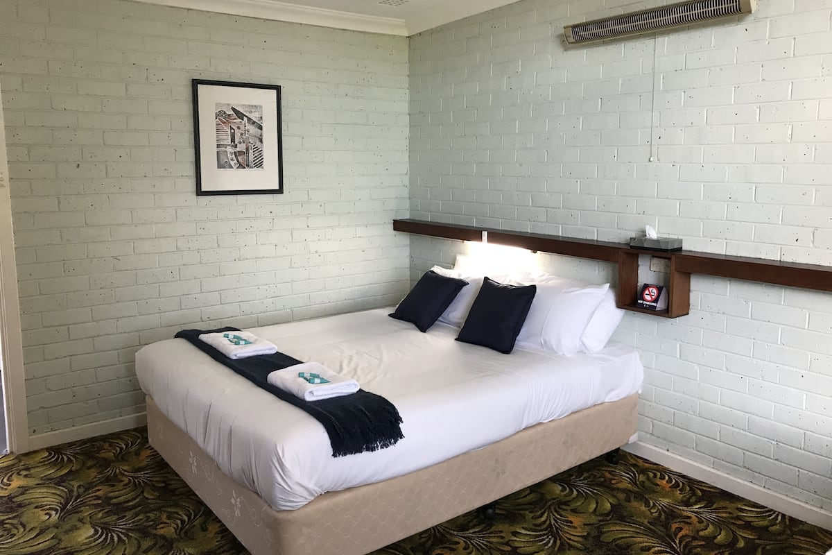 Queen Suite - 1 Queen Bed | Premium bedding, bed sheets