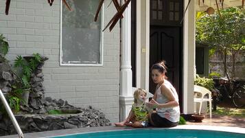 Una piscina al aire libre