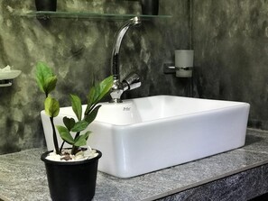 Douche, articles de toilette gratuits, sĂšche-cheveux, bidet