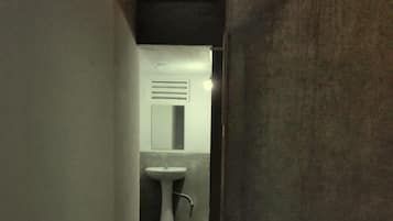 Regadera, amenidades de baño gratuitas, toallas