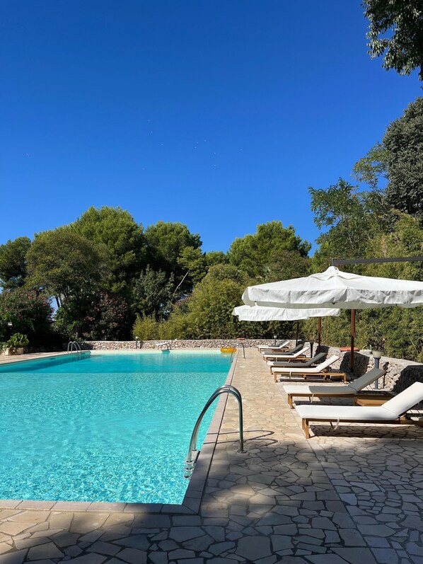 Kauden mukainen ulkouima-allas, aurinkovarjoja, aurinkotuoleja