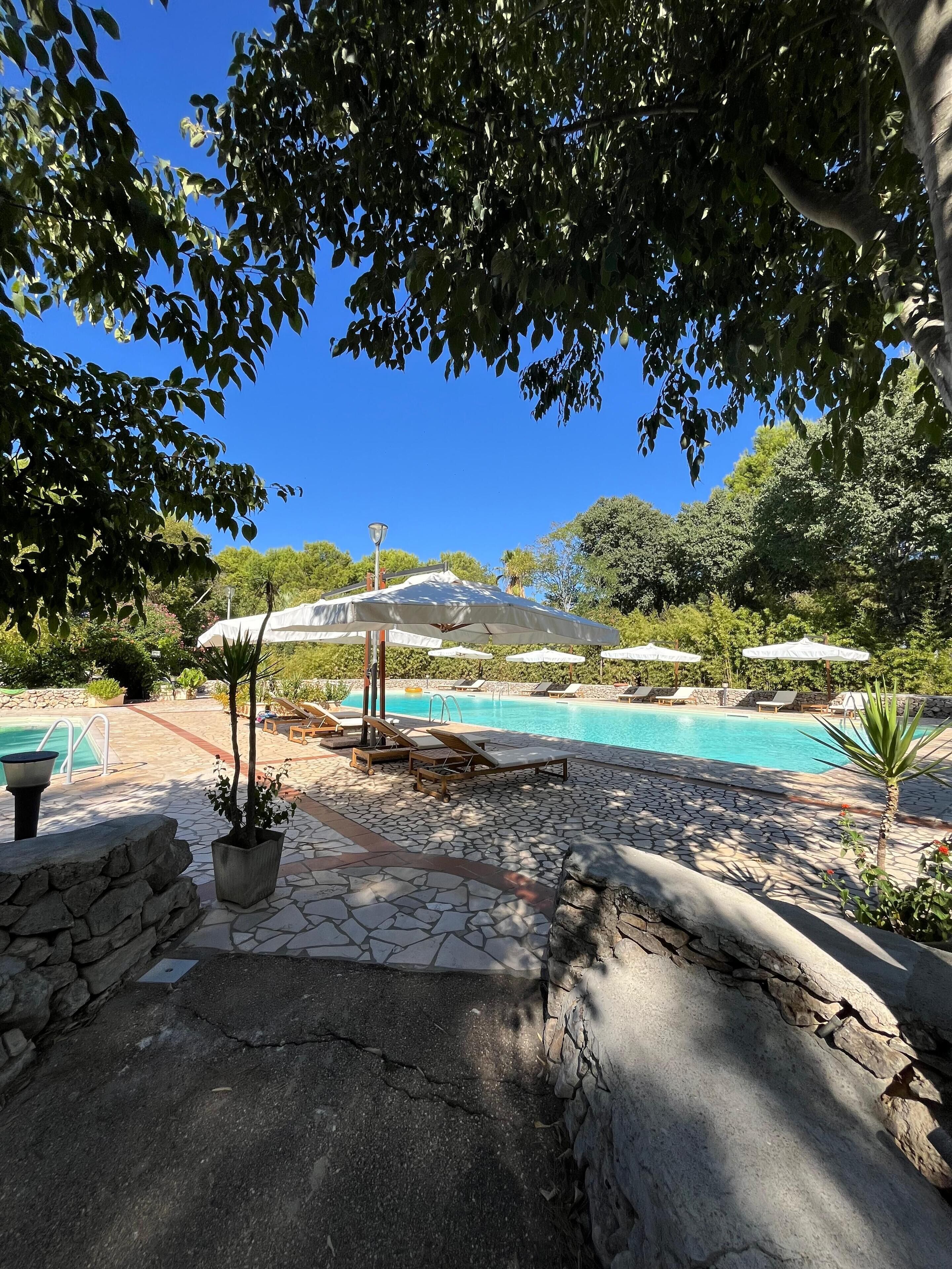 Außenpool (je nach Saison geöffnet), Sonnenschirme, Liegestühle