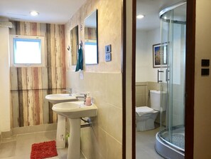 Family Room (Bathroom Outside) | Free WiFi, bed sheets - Tawan Bed Club (Chiang Mai)