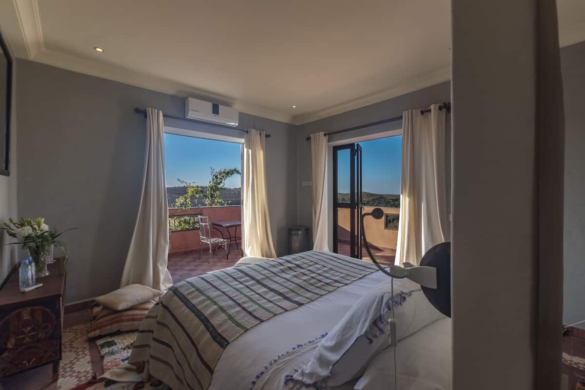 Standard Double Room, Private Bathroom | 1 bedroom, in-room safe, individually decorated, individually furnished