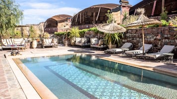 Piscine extérieure, parasols de plage, chaises longues