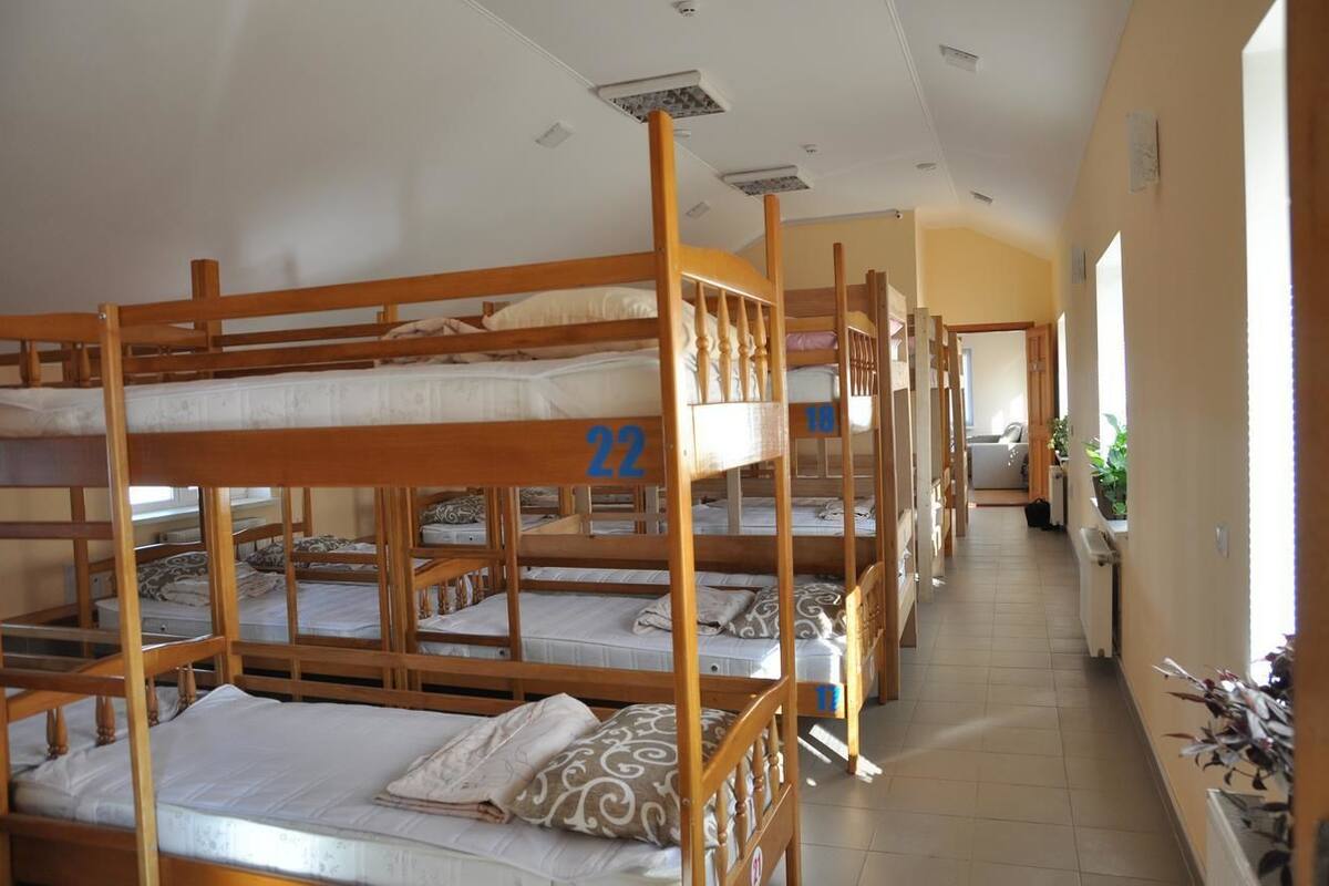 Dormitorio compartido básico, dormitorio mixto | Escritorio, tabla de planchar con plancha, wifi gratis y ropa de cama