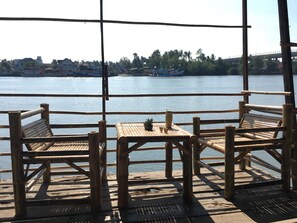 1-Bedroom House with River View  | バルコニー