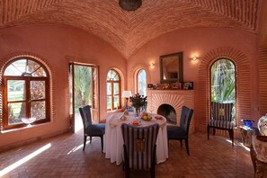 Villa, vue piscine | Restauration dans la chambre