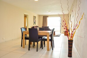 Apartamento família, 2 quartos, vista para o mar | Opções para refeição no quarto