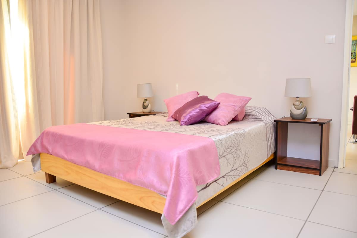 Appartamento familiare, 2 camere da letto, vista mare | Una cassaforte in camera, postazione laptop, tende oscuranti