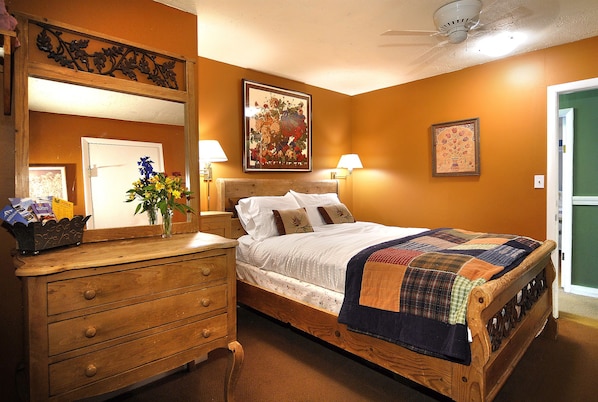 Standardzimmer, 1 Queen-Bett, eigenes Bad | Hochwertige Bettwaren, kostenloses WLAN, Bettwäsche