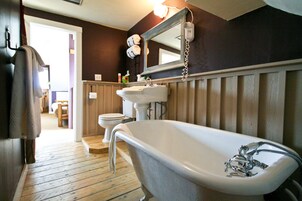 Habitación Deluxe, balcón, vistas a la montaña | Baño | Artículos de higiene personal gratuitos, albornoces y toallas
