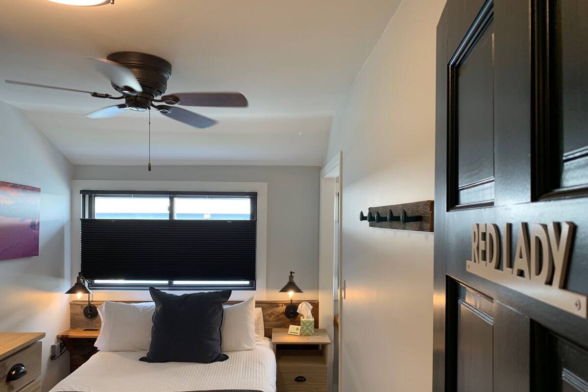 Premium bedding, WiFi (free), bed sheets