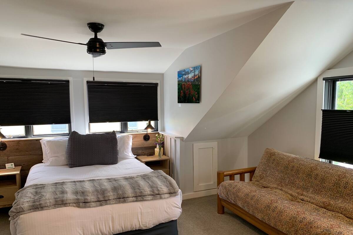 Room, 1 Queen Bed, Balcony | Premium bedding, WiFi (free), bed sheets