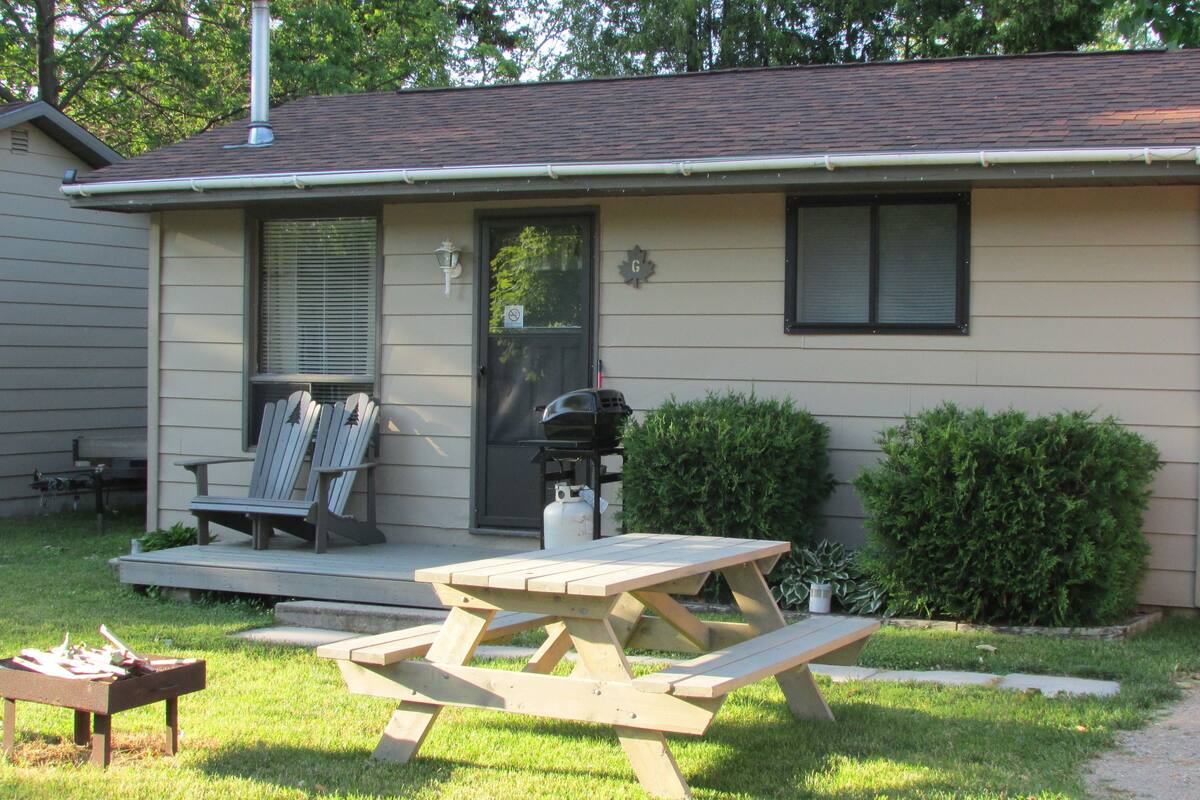 Traditional Cottage, 2 Bedrooms, Fireplace (Cottage G) | BBQ/picnic Area