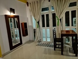 1 habitación, ropa de cama de alta calidad y escritorio 