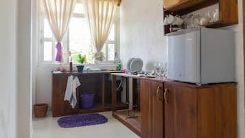 Batterie de cuisine, vaisselle et ustensiles, tables Ă manger