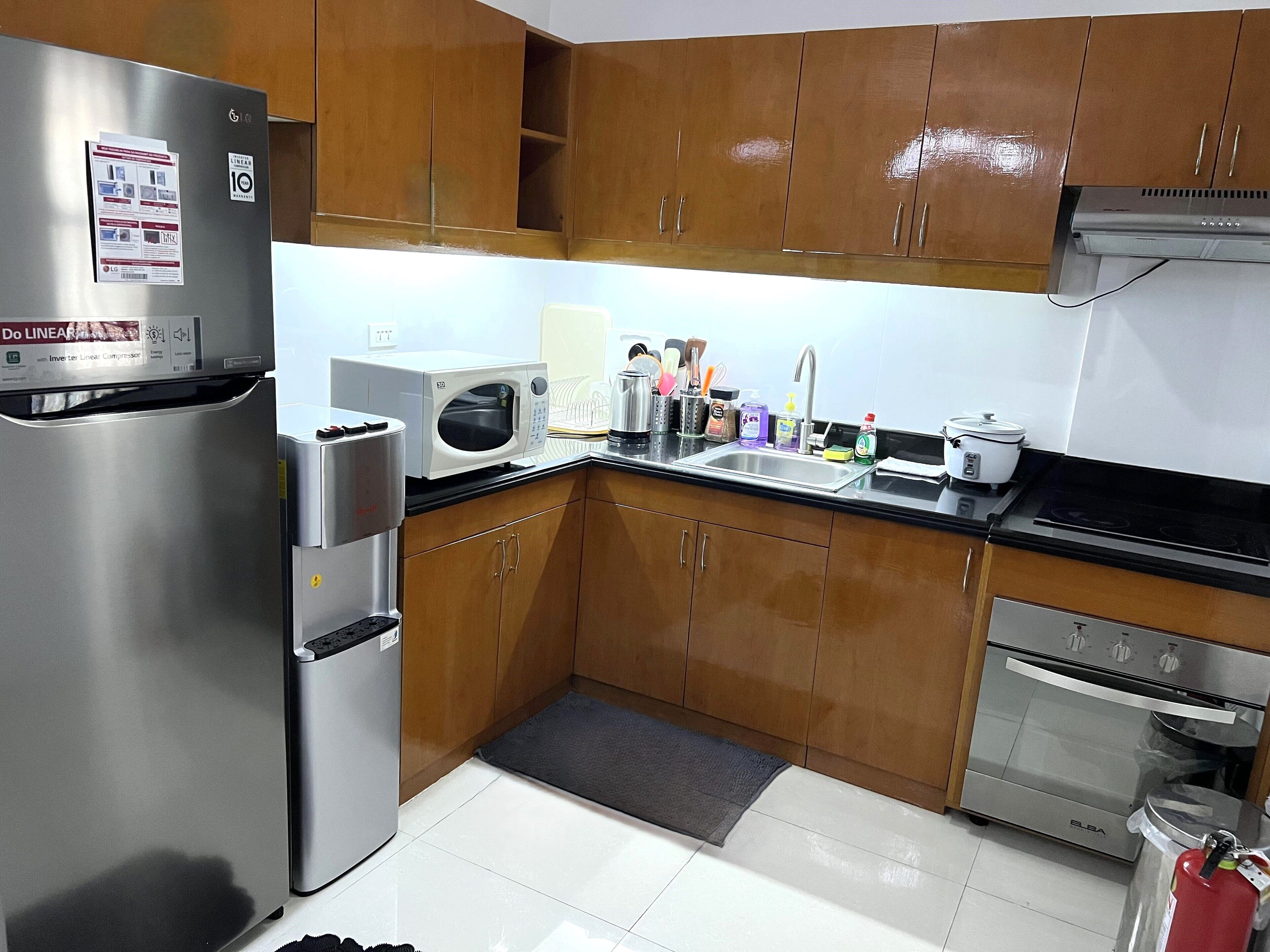 luxury apartment, 2 bedrooms, balcony | private kitchen | full-sized fridge, microwave, oven, stovetop