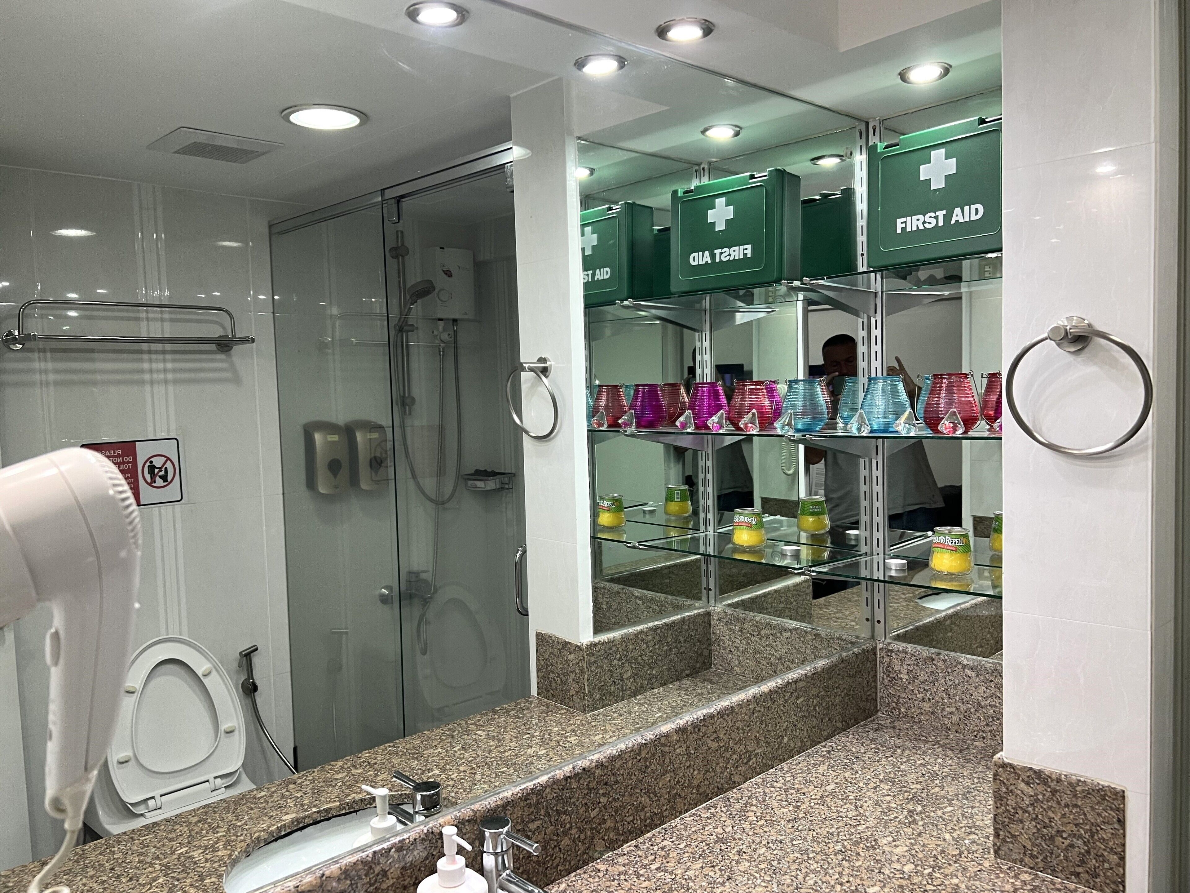 luxury apartment, 2 bedrooms, balcony | bathroom | free toiletries, towels