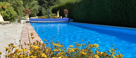 Außenpool (je nach Saison geöffnet), Sonnenschirme, Liegestühle