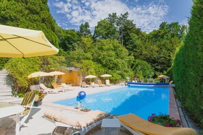 Piscine extérieure (ouverte en saison), parasols de plage