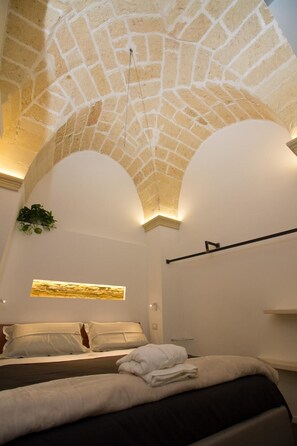 Premium bedding, minibar, soundproofing, cots/infant beds