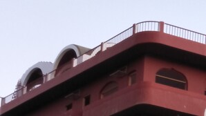 Vista frontal de la propiedad