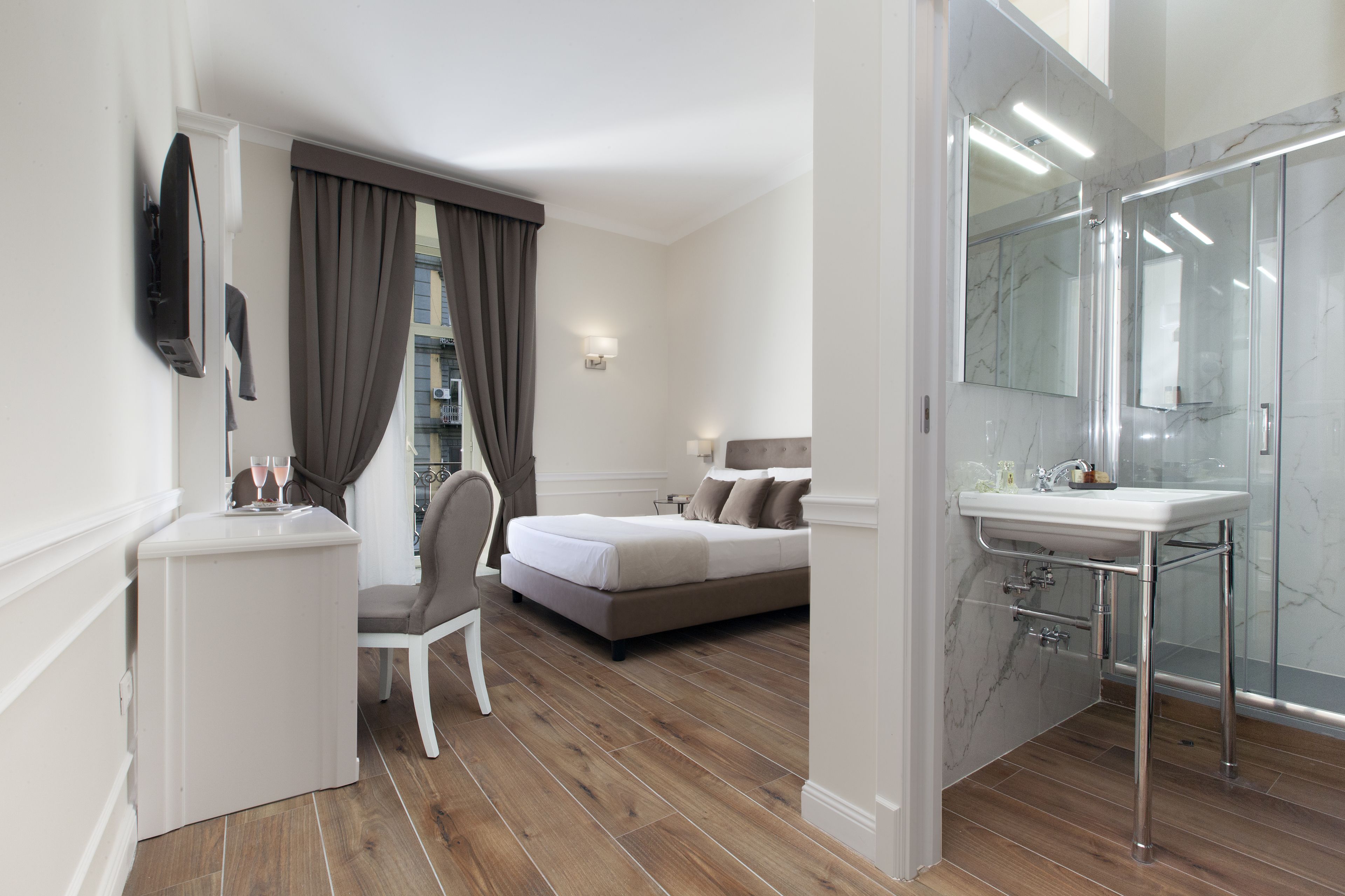 Standard-Doppelzimmer, Stadtblick | Minibar, Zimmersafe, Schreibtisch, laptopgeeigneter Arbeitsplatz