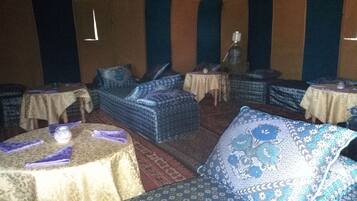 Phục vụ bữa sáng, bữa trưa, bữa tối, món Maroc