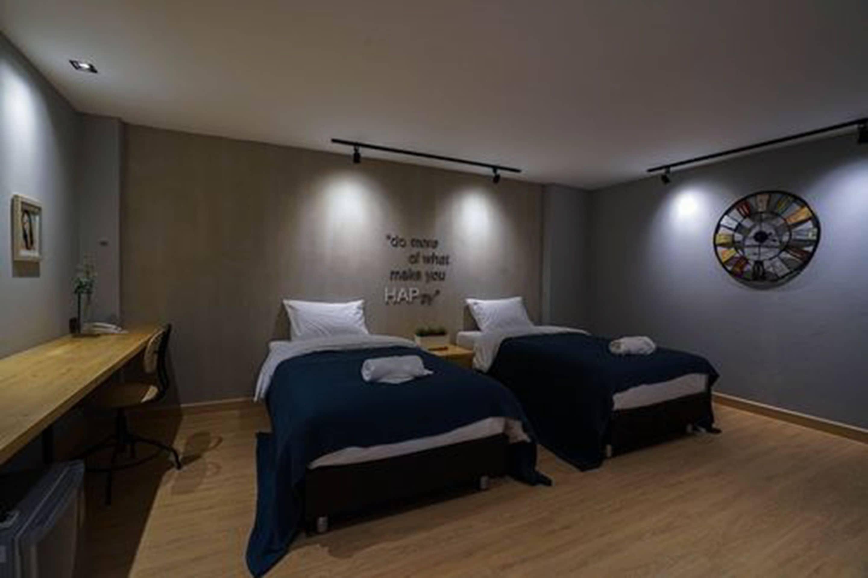 deluxe twin room | desk, free wifi, bed sheets