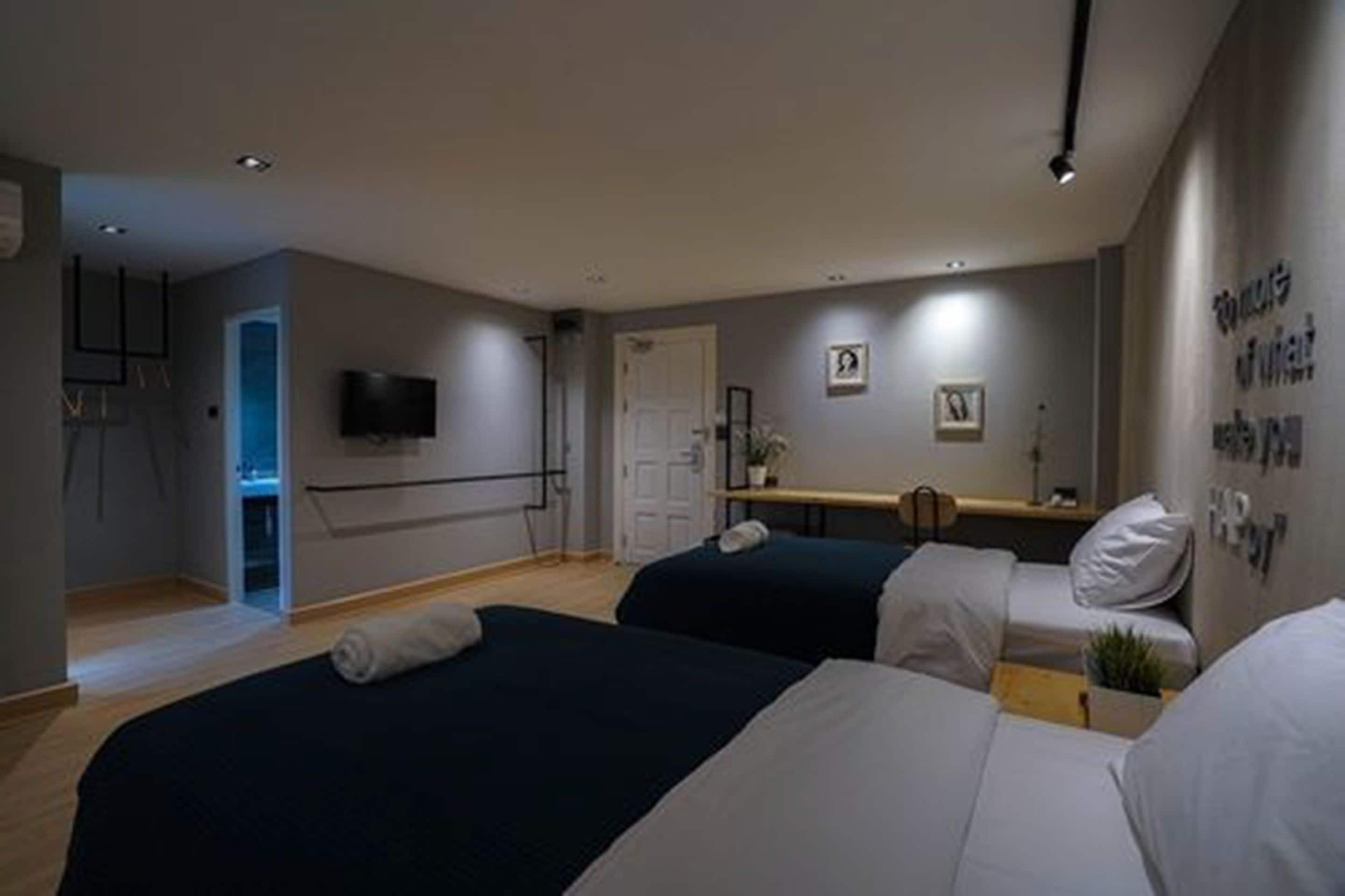 deluxe twin room | desk, free wifi, bed sheets