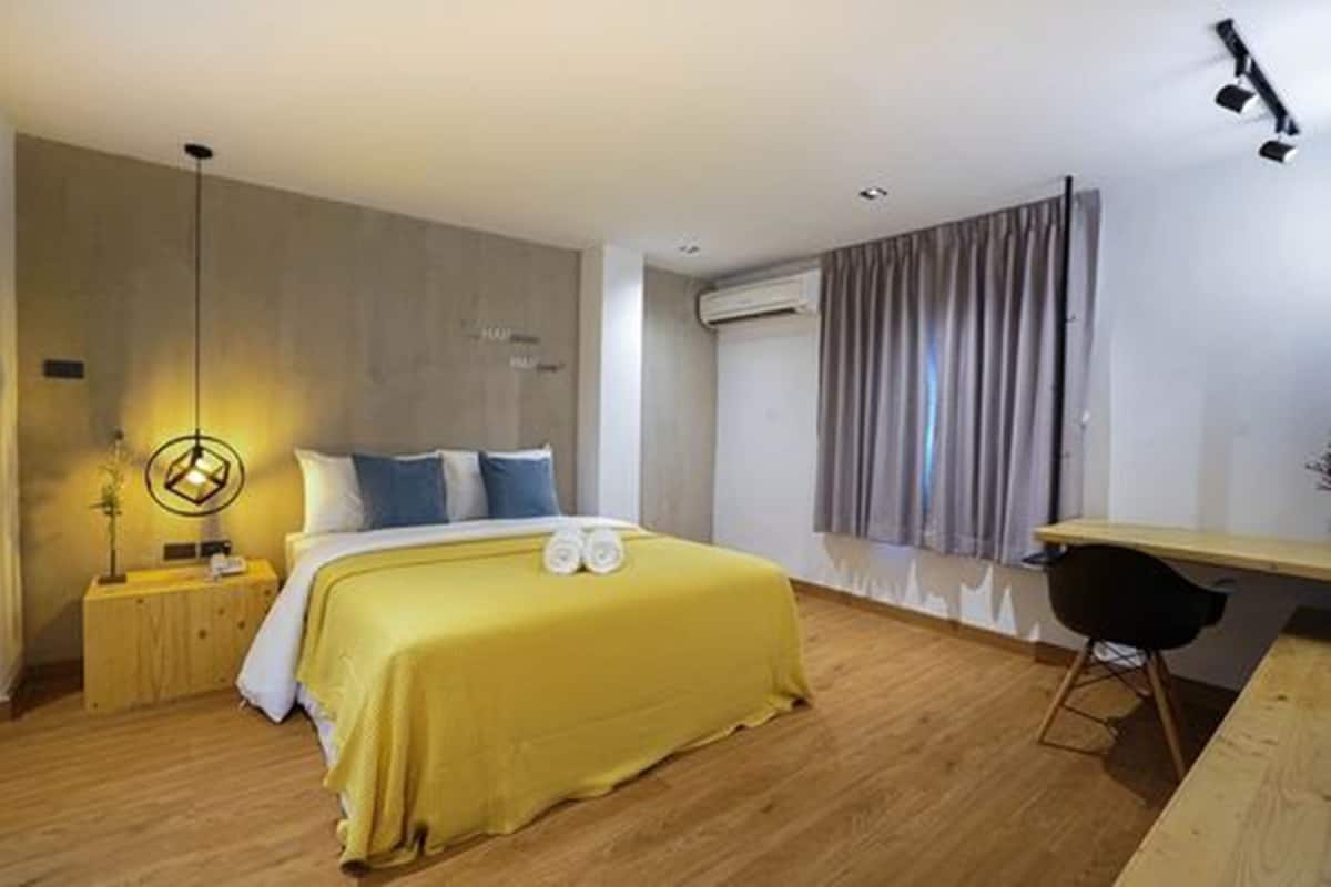Superior Queen Room | Desk, free WiFi, bed sheets