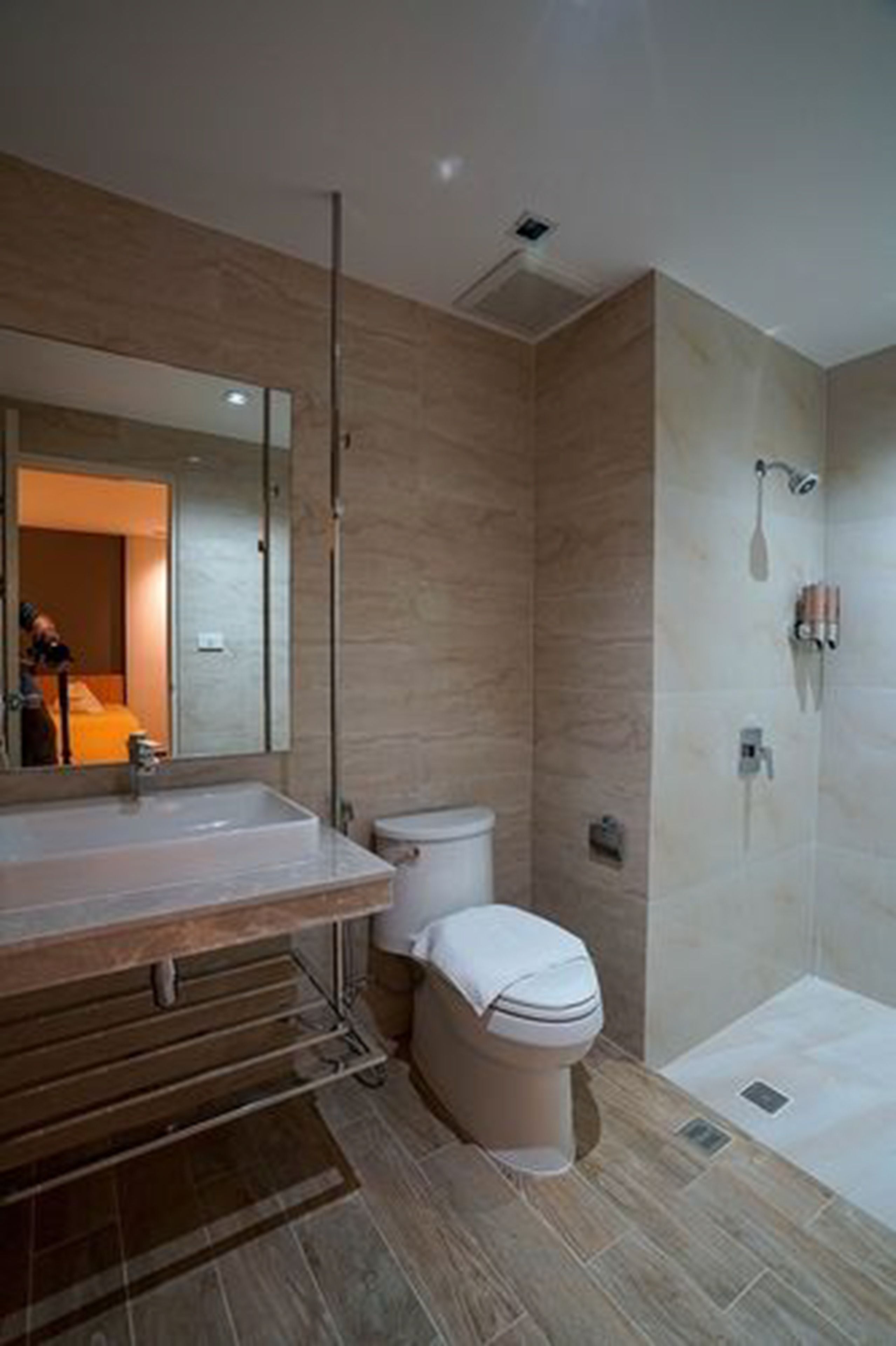 superior queen room | bathroom | shower, free toiletries, towels